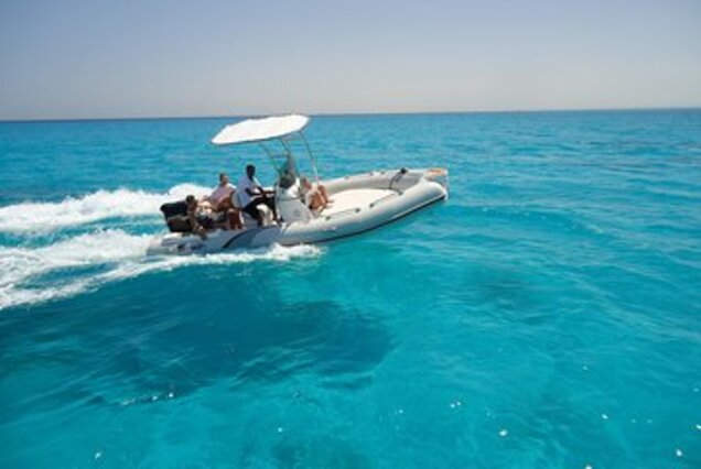 Hurghada: Private Speedboat Adventure with Snacks & Pick-up